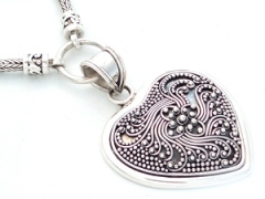 suarti filigree heart necklace